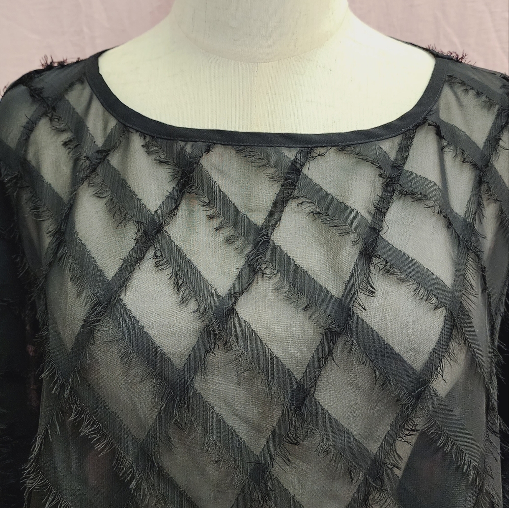 WYNNELAYERS Women's Diamond Jacquard Eyelash Fringed Chiffon Poncho Top-(M)NEW - Picture 2 of 8
